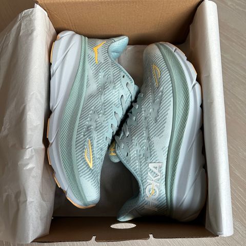 HOKA Clifton 9 Ice Flow i flere størrelser (pris: 1550 kr)