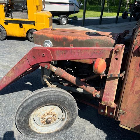 Frontlaster til Massey Ferguson 135/35 med grusskuff