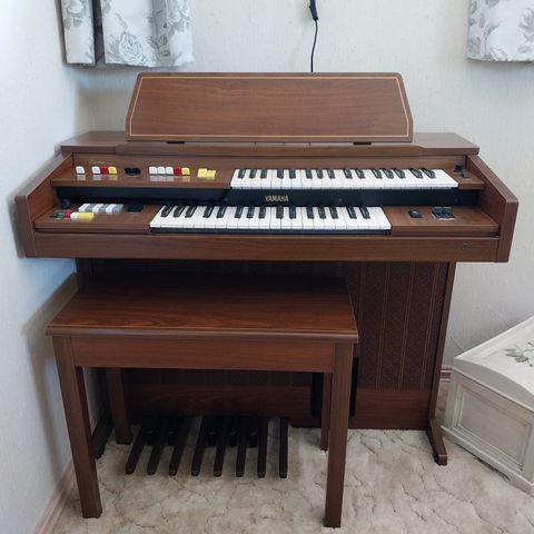 Yamaha orgel med krakk