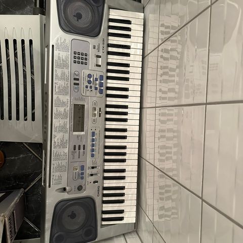 Casio keyboard med stativ