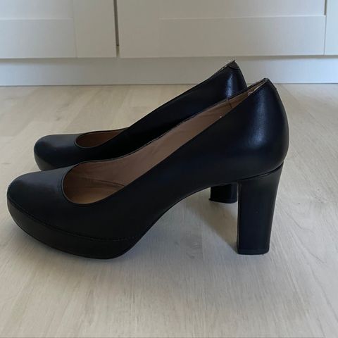 Unisa sorte pumps str 38 (liten str)