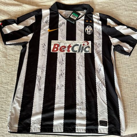 Juventusdrakt signert av hele 2013 laget