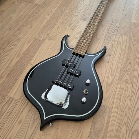 Gene Simmons Punisher bass, Cort, uspilt, må hentes