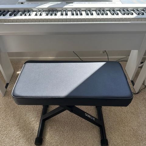 Leies ut. Yamaha p-515. Strålende piano i topp stand