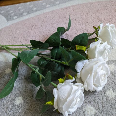 Kunstige hvite roser
