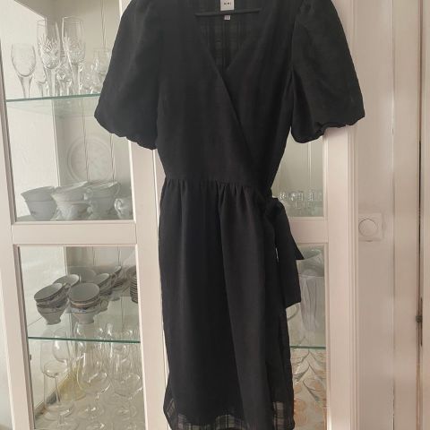 Fin svart kjole , kan brukes både sommer og vinter