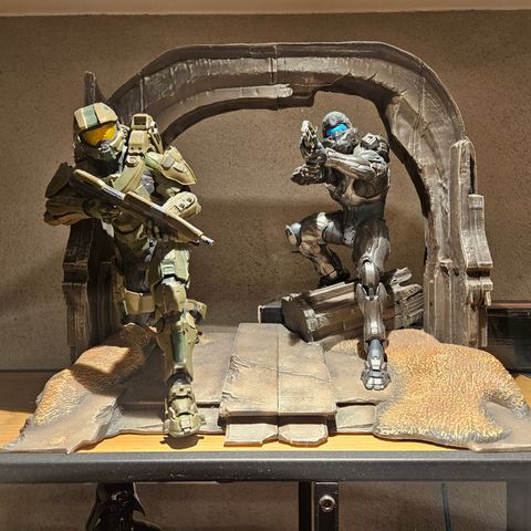Halo 5 statue