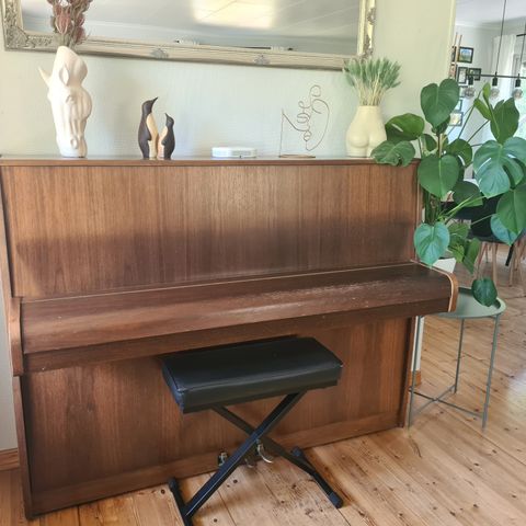 KUN EN UKE FØR PIANOET MÅ BORT. Piano av merket Fuchs & Mohr til salgs