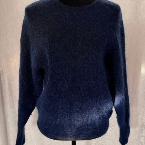 Myk og god genser i ull-blanding fra BikBok i størrelse M