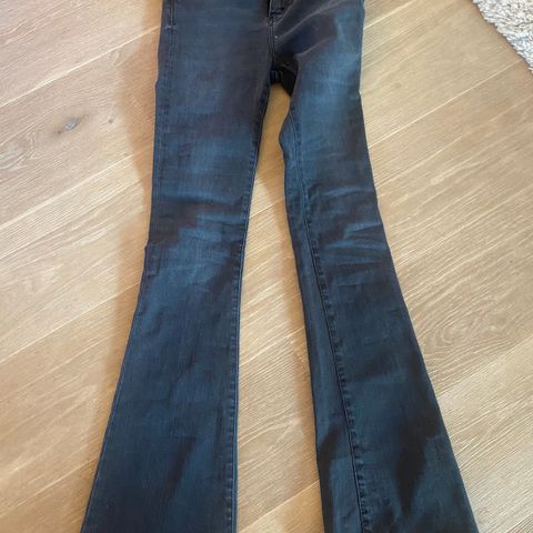 Lois jeans, svart. Str. 24/32