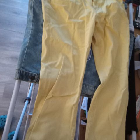 Gul sommer jeans str 34/34  fra wow nos wos