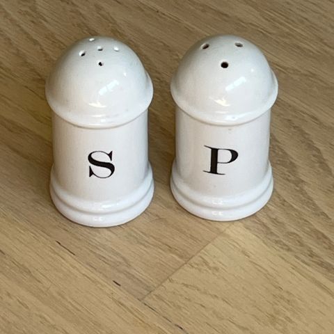 Salt og pepper sett i hvit porselen m stor bokstav S og P