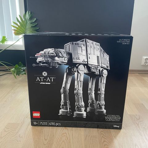 Nytt og uåpnet Lego 75313 AT-AT Star Wars