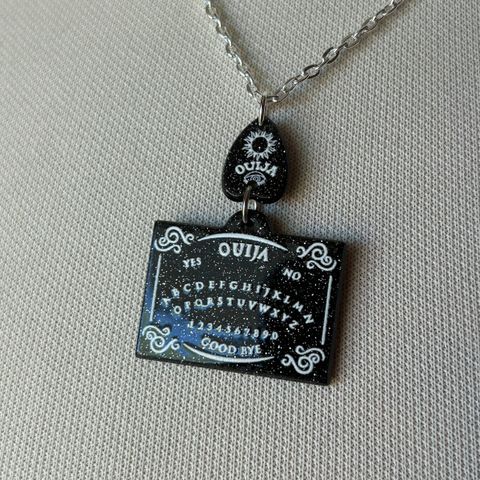 Smykke med Ouija-Board