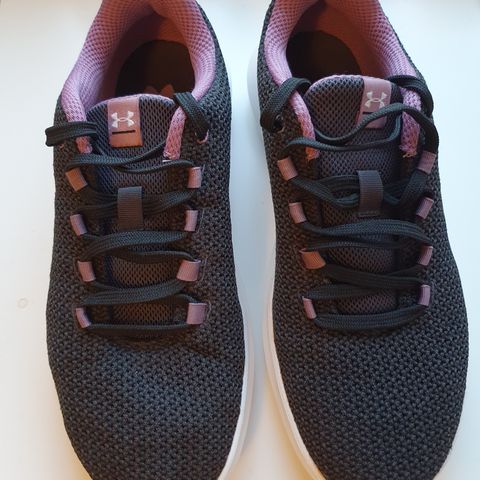 Nye Under Armour-sko selges, str 38