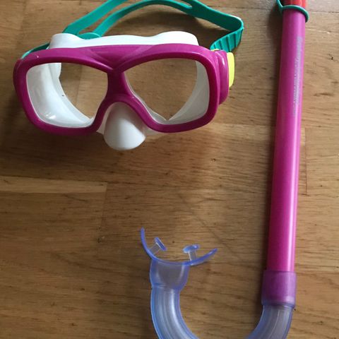 Snorkelmaske med snorkel for barn og badesko str 31/32 tot 100,-.