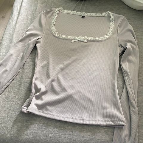 En grå lillaisj genser ikke brukt