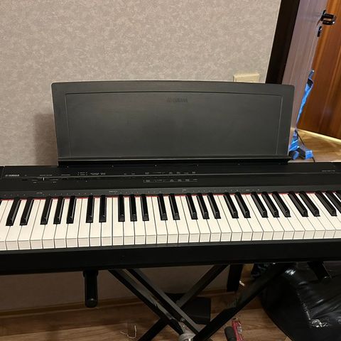 Yamaha P-105 digitalt piano m/stativ  , mangler strøm kabel