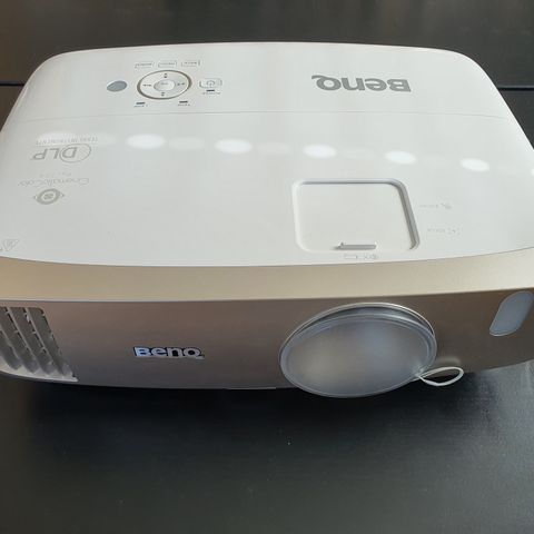 BenQ 3D DLP Projektor W2000 + iglo takfeste