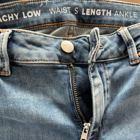 Peachy jeans, low waist. Small