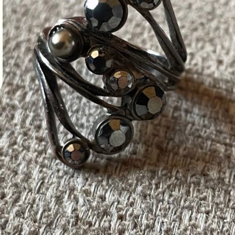 Vintage ring i kobber med sorte stener.