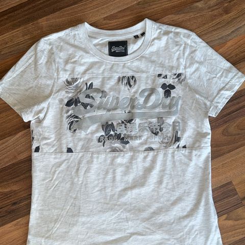 Ny Superdry t-skjorte i str S/M (38)