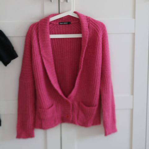 Filippa K cardigan/genser i rosa/kirsebærfarge