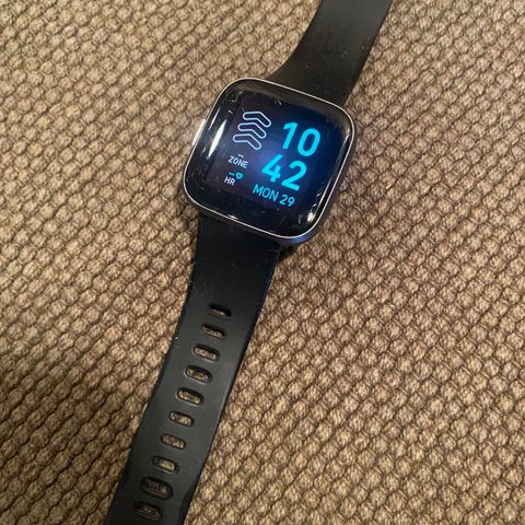 Fitbit versa 2 smartklokke sort