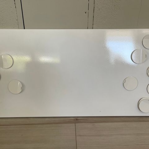Hvit oppslagstavle / magnetisk tavle med knotter fra IKEA