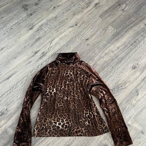 Nicowa topp med velour armer og Leopard stoff.