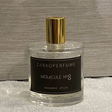 Molecule no8 Wooden chips fra Zarkoperfume ca 45% igjen