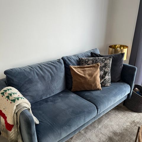 Blå fløyels 2-seters sofa