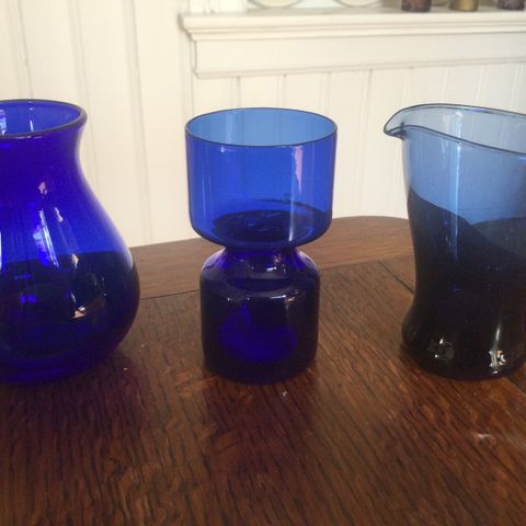 Blaafargeverket, liten vase og lysestake, koboltblå. Liten mugge, Hadeland.