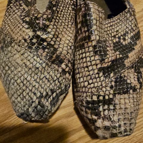 Toms snakeskin loafers i str 39