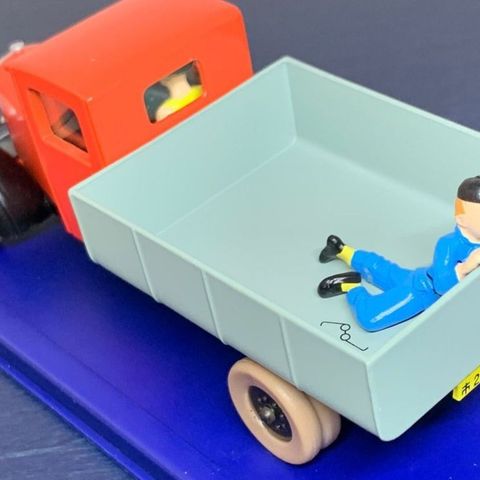 TINTIN KOLLEKSJON . Camion rouge du Lotus Bleu 1946. Ny i perfekt stand i