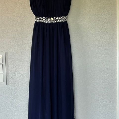 Marineblå kjole med sjal fra X company