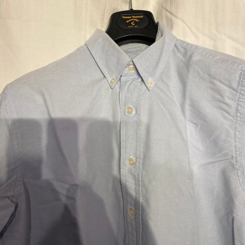 Fin bomullskjorte i lyseblå farge. Størrelse M (Stor i Str)