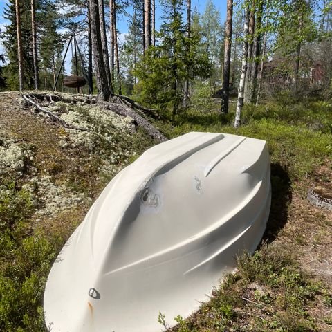 Robåt med oppussingsbehov selges rimelig. Båtmotor følger med.