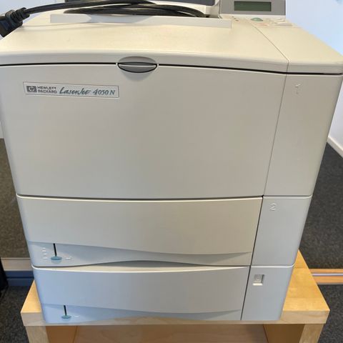 HP printer 4050N med ny original toner og printerbord