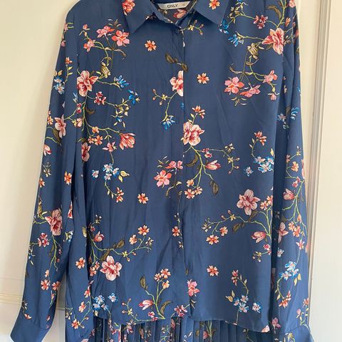 Blomstrete bluse fra Only i str 42