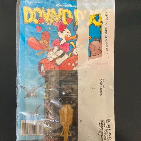 Donald Duck nr. 11 fra 2009 med 2 racerbiler (i plast)