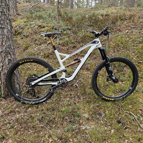 Nydelig YT Industries Jeffsy sykkel selges