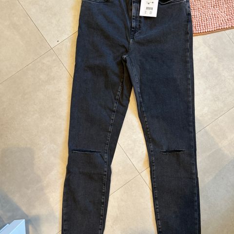 Ny jeans peachy high fra Bikbok