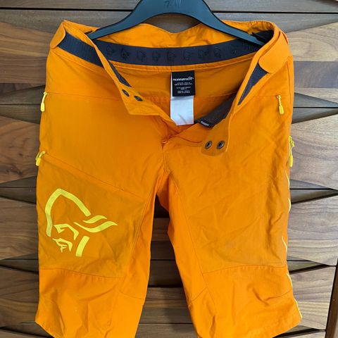 Skikkelig fin-  Norrøna Fjørå - orange shorts