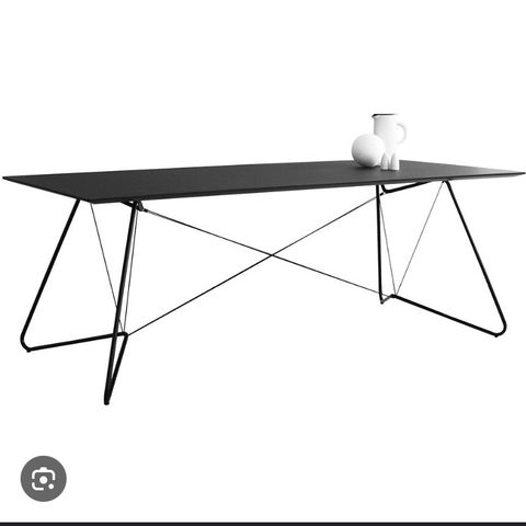 Spisebord fra danske OK design og stoler fra Bolia