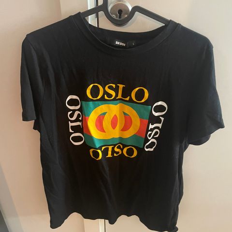 «Gucci» Oslo t skjorte fra Bikbok selges