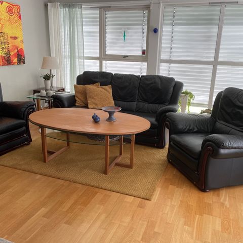 Ekte skinn sofa og 2 stoler til salgs.