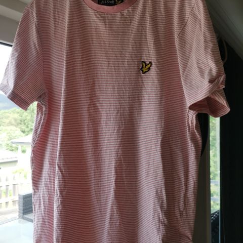 Lyle and Scott str. L. T-skjorte. Rosa striper.