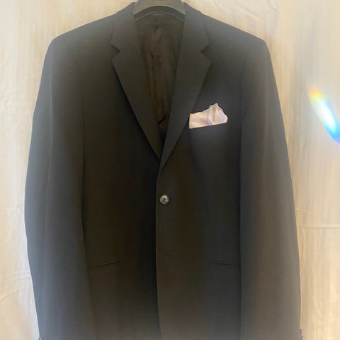 Pen blazer / jakke i sort matt stoff. Størrelse: 50/52