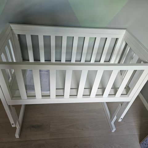 Troll Nursery Bedside Crib Oslo